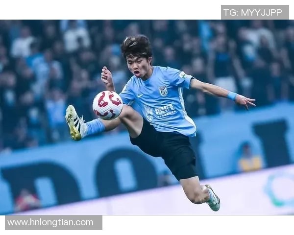 06足球明星风采大赏 从球场到生活的精彩瞬间解析 06足球明星风采大赏 从球场到生活的精彩瞬间解析