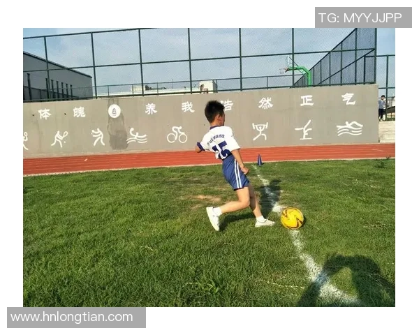 小孩模仿足球巨星踢球成就梦想 引领未来球场新星风潮