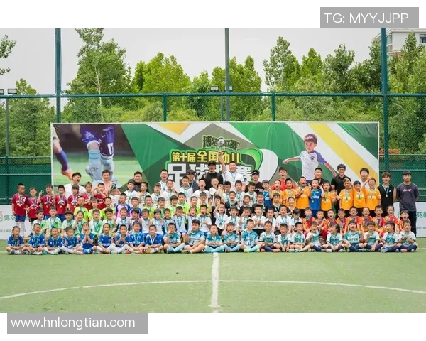 足球巨星带儿子畅玩绿茵场尽显父爱与亲子情深 足球巨星带儿子畅玩绿茵场尽显父爱与亲子情深